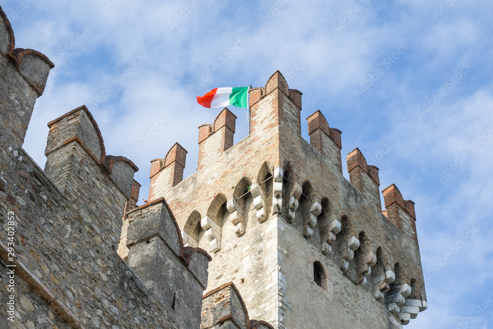 alte Burg mit Italienischer Fahne auf dem Dach im Sommer beim Sonnenuntergang