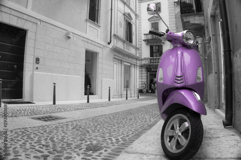 kleiner bunter Motorroller in einer Italienischen Altstadt mit Schwarz weißem Hintergrund
