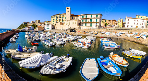 Tableau sur toile harbor of piombino in italy