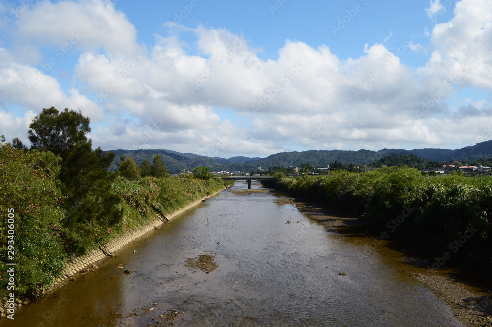 沖縄の田舎の川と橋