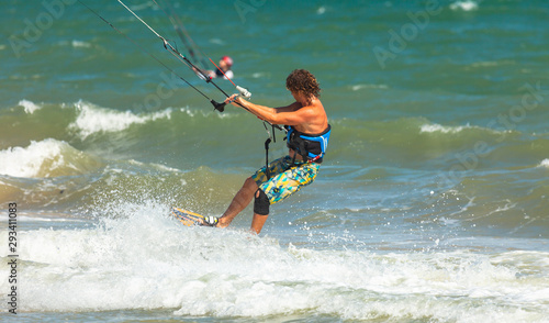 Photo athlete kitesurfing
