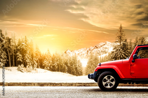 czerwony-jeep-w-zimowym-krajobrazie-gor
