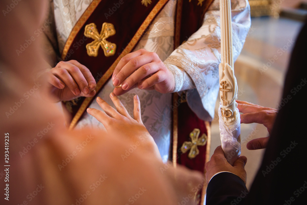 Obraz premium Russian church. Bride and groom in the church during the Christian wedding ceremony.