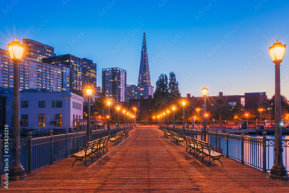 Obraz premium San Francisco Pyramid in California, USA at dusk, as seen from Pier 7