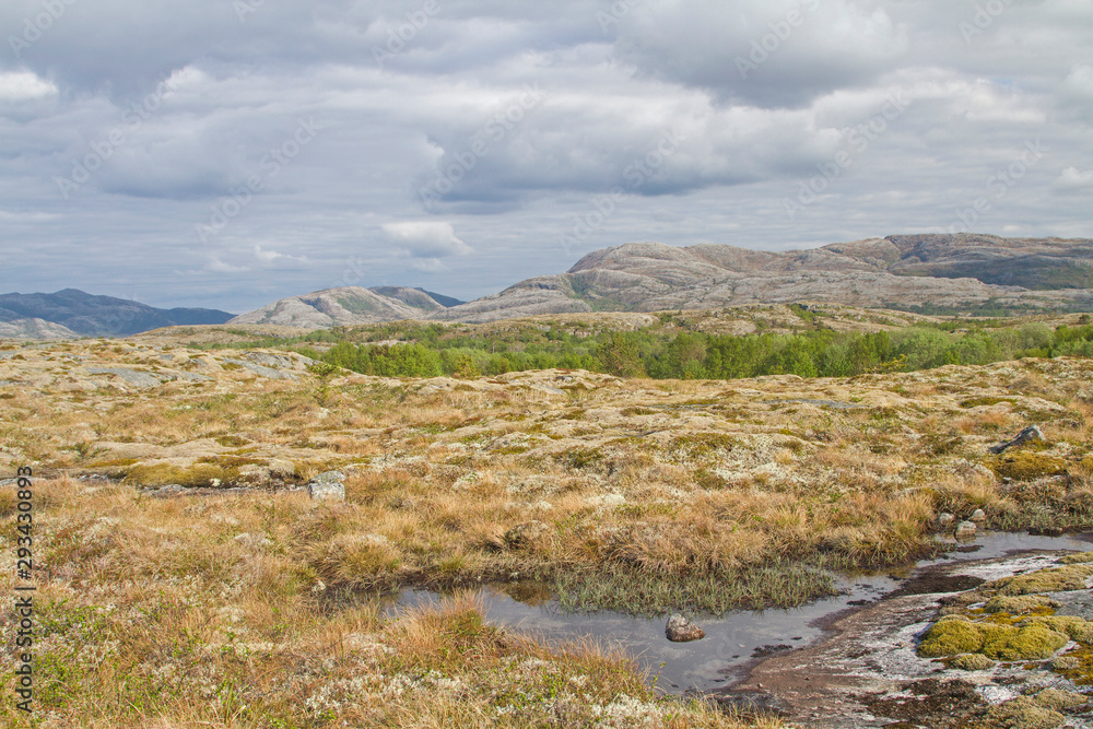 Fototapeta premium Fjelllandschaft auf Indre-Vikna