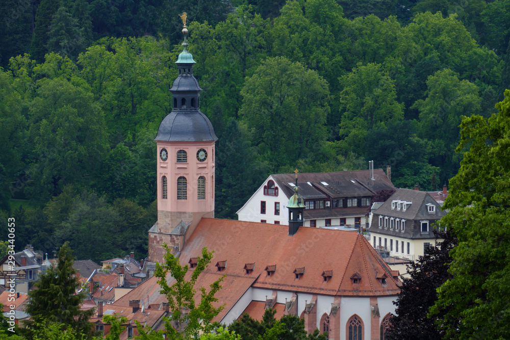 Blick über das Wasserparadies, zur Altstadt mit Stiftskirche in Baden-Baden