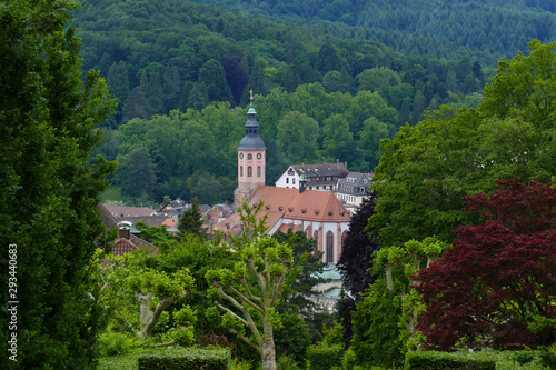 Blick   ber das Wasserparadies  zur Altstadt mit Stiftskirche in Baden-Baden