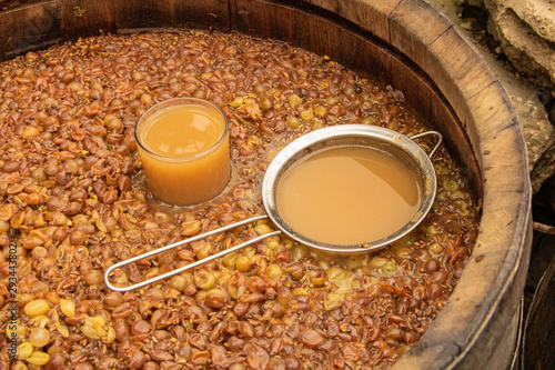 Картината върху платно In the process of fermentation of white wine