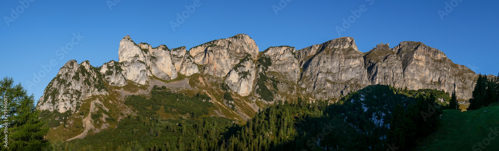 Panorama des Dalfazkamm im Rofan in den Österreichischen Alpen im Frühherbst von der Rotspitze über Dalfalzer Rosskopf, Dalfalzer Joch bis Hochiss bei blauem Himmel
