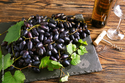Fresh black grapes with gre...