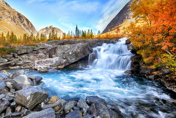 Wandcirkels Watervallen Herfstwaterval tussen gele bomen  © Piotr Krzeslak