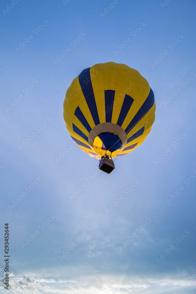 Fototapeta premium Hot air balloon raising into the sky