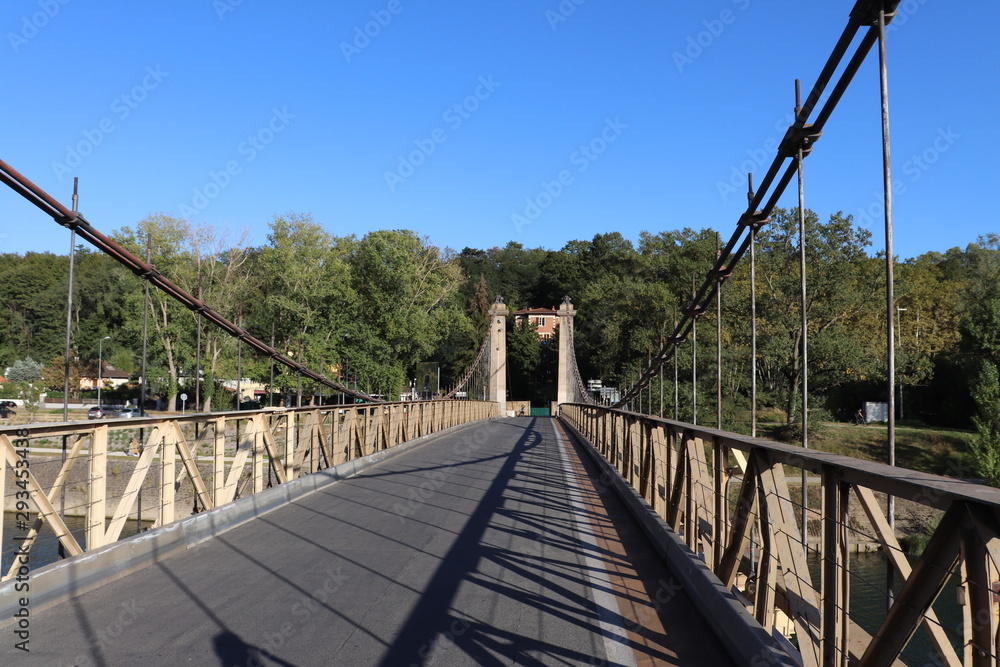 Obraz premium Le Pont de Couzon - Pont suspendu sur la rivière Saône au nord de Lyon - Département du Rhône - France - 19 ème siècle