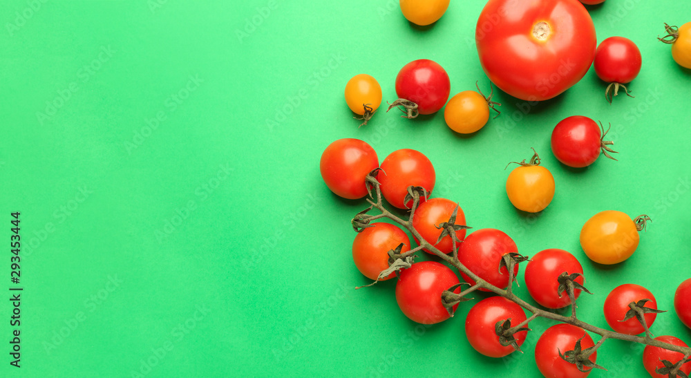 Obraz premium Different fresh tomatoes on color background