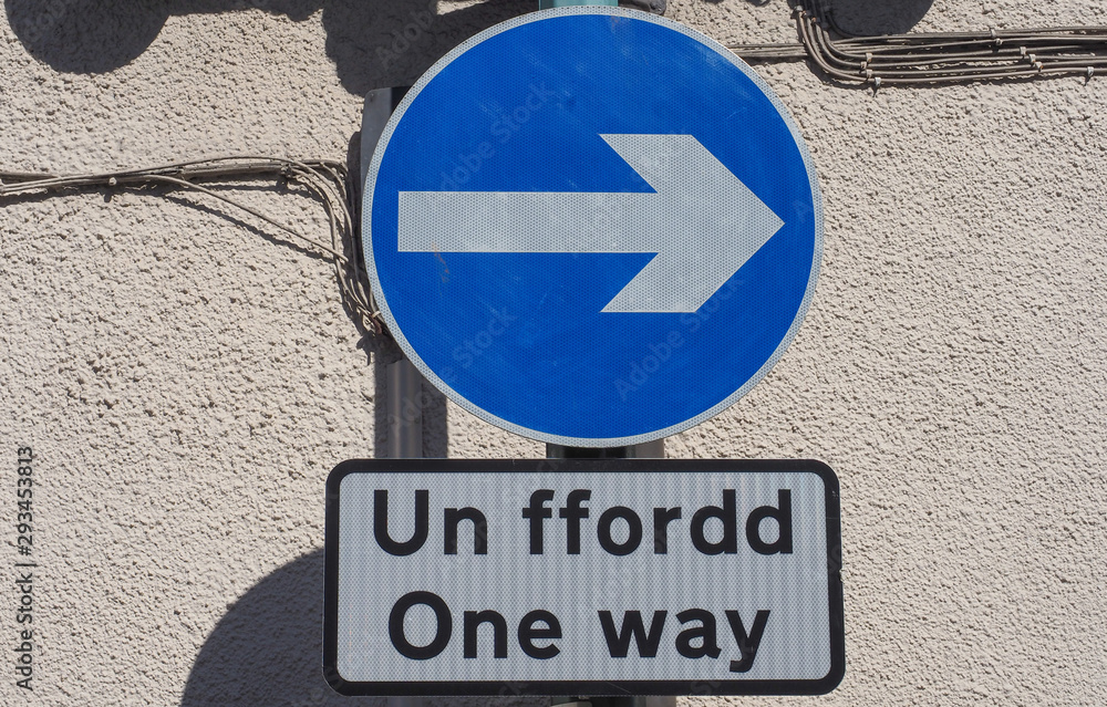 Right direction arrow sign. Un ffordd means One Way in Welsh. Right direction arrow sign. Un ffordd means One Way in Welsh.