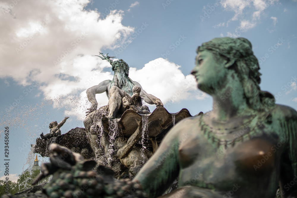 Neptunbrunnen en Berlín, fuente de Neptuno Neptunbrunnen en Berlín, fuente de Neptuno