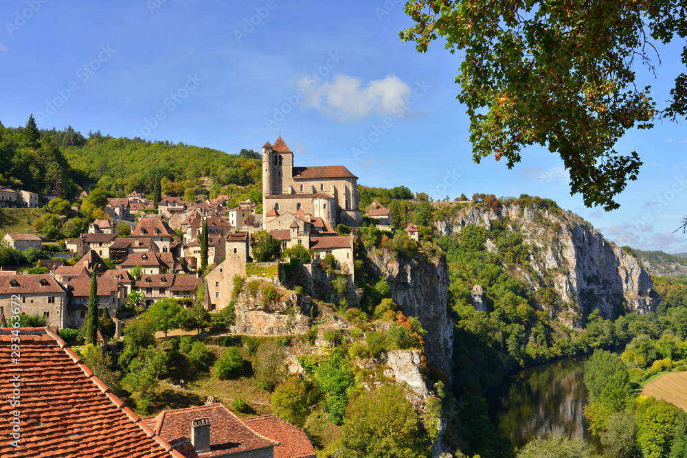 Saint-Cirq-Lapopie (46330) par dessus les toits, département du Lot en région Occitanie, France