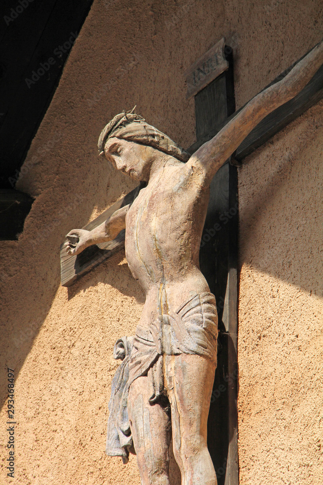 Crocifisso ligneo all'ingresso del Santuario di San Romedio in Val di