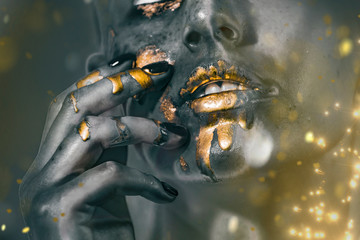 Fotobehang Zwart goud Gouden lipgloss op sensuele lippen  © de Art