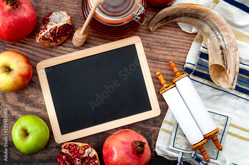 Foto Happy Rosh Hashanah and Yom Kippur conceptual idea with shofar (ram horn), apple