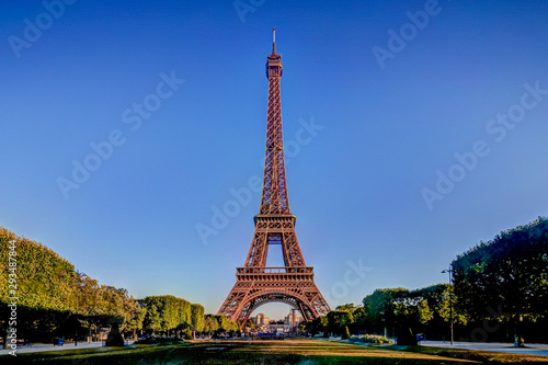 Views of the Eiffel Tower at magic hour © Torval Mork