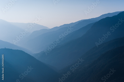 Piękne pasmo górskie Bhutanu