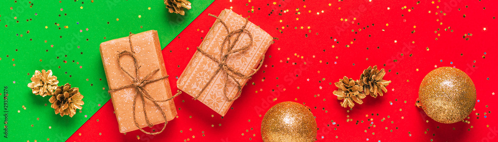 Foto Christmas composition on a red, green background.