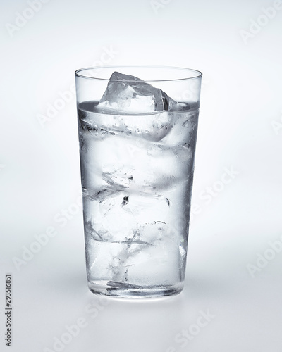 szklanka wody z lodem