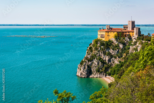 Fototapeta Naklejka Na Ścianę i Meble -  Gulf of Trieste. High cliffs Between boats, karst rocks and ancient castles. Duino. Italy