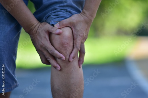 Man knee pain in Running or jogging © Suriyo