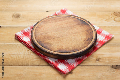Papier peint pizza cutting board at rustic wooden table