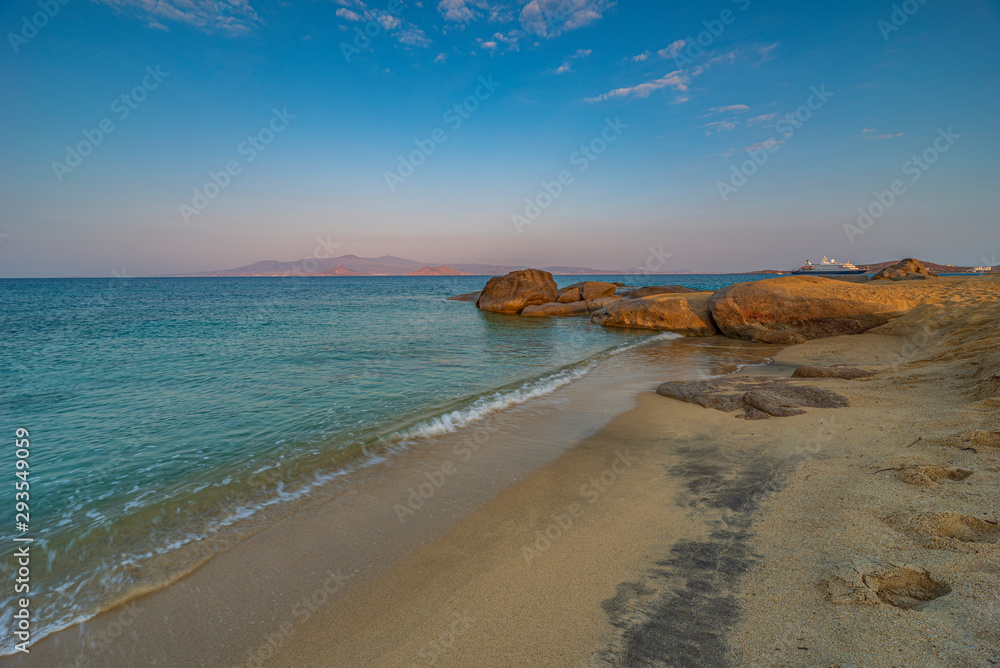 La spiaggia di Agia Anna alle prime luci del mattino, isola di Naxos GR	