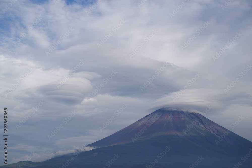 雪なし富士山　傘雲・吊り雲あり