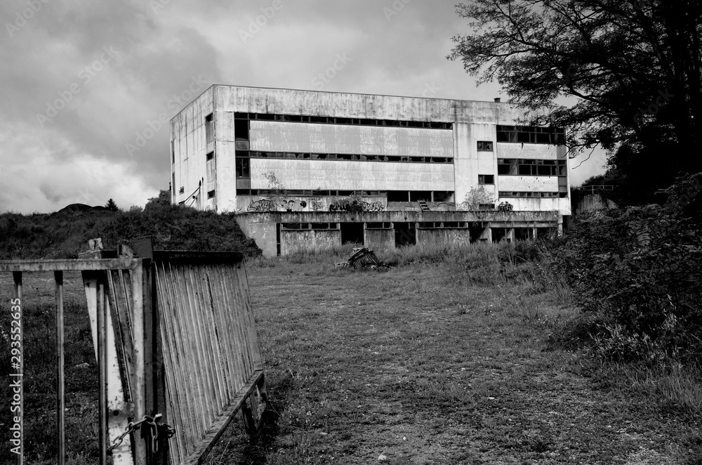 Un bâtiment industriel abandonné. Une ancienne usine abandonnée. La