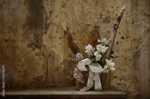 un bouquet de fleurs dans une église. Un joli bouquet contre un vieux mur décrépi. Photo studio d'un bouquet de fleurs