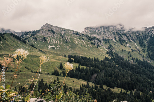 Wolken in den Bergen in Österreich