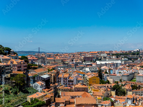 Blick vom Miradouro da graça auf die Altstadt von Lissabon, Lissabon, Portugal , Jul 2017