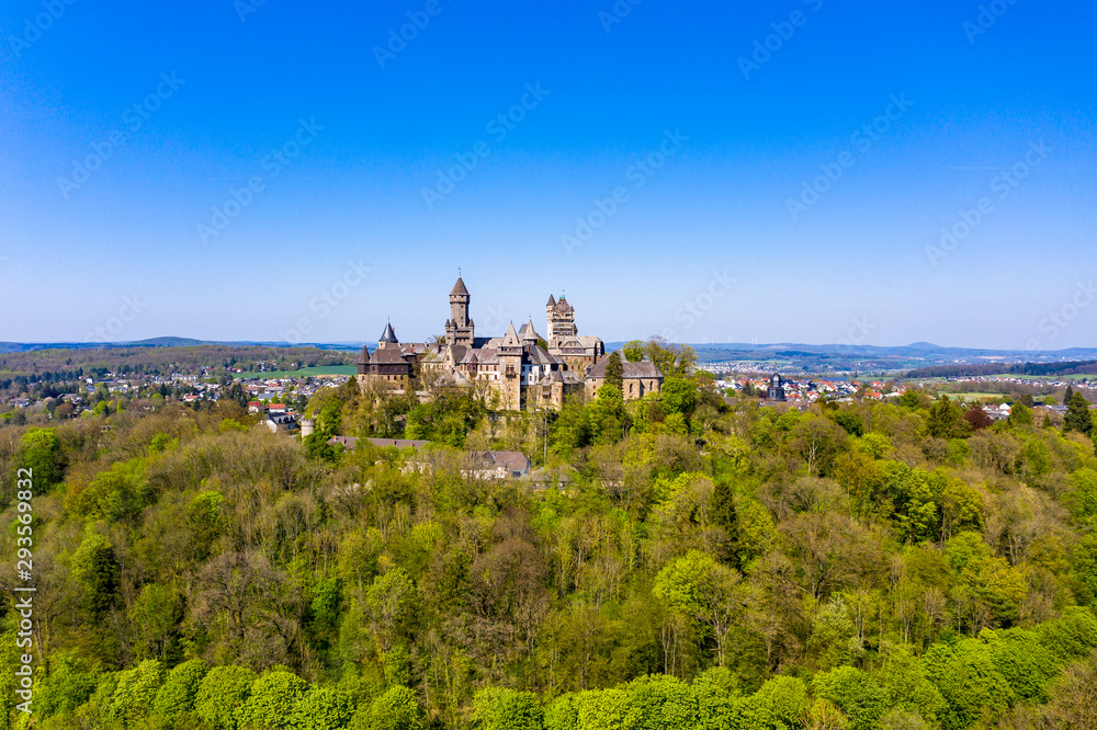 Obraz premium Schloss Braunfels, mit Hubertusturm, Neuer Bergfried, Georgturm und Alter Stock Braunfels, Hessen, Deutschland,