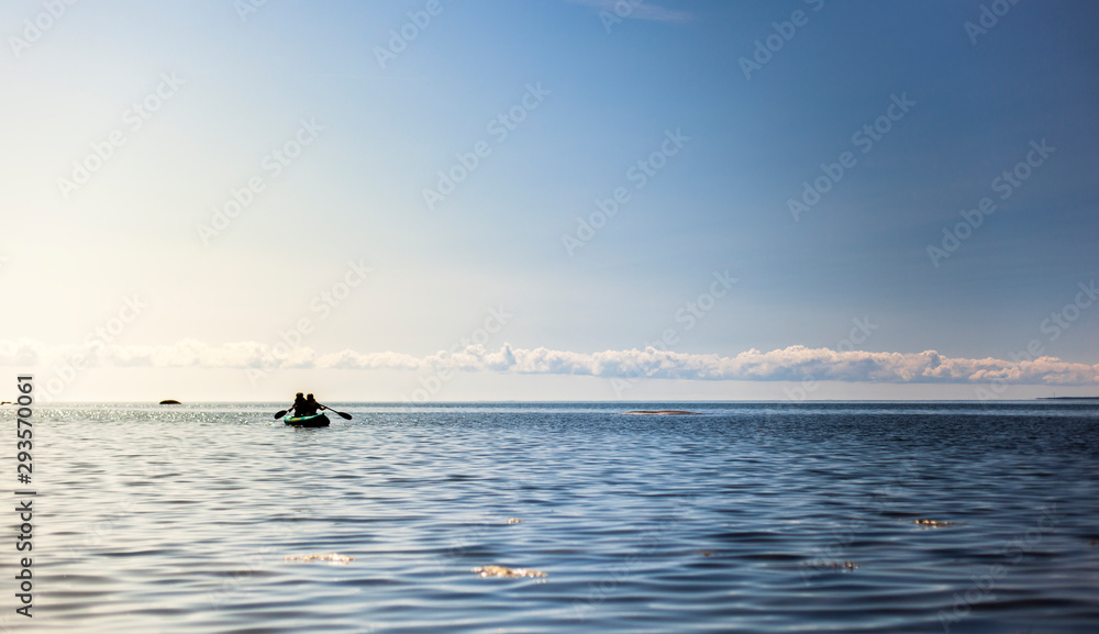 Kayaking on open wide ocean. Ausflug mit Kajak auf offenem Meer.