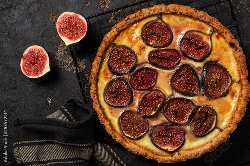 Fototapeta Homemade quiche tart with figs, cream cheese and honey on dark brown background