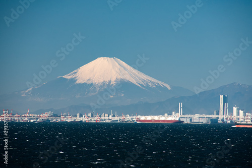 港に迫る富士山