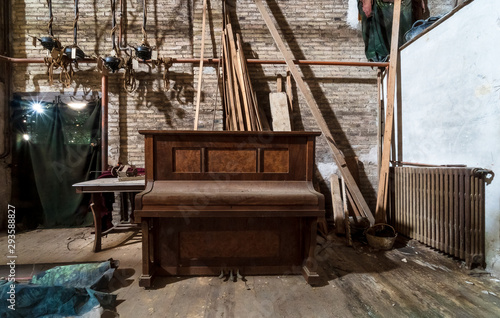 Tablou canvas Old piano in the backstage of a theater