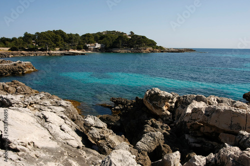 Strand und Felsenküste auf Mallorca © R+R
