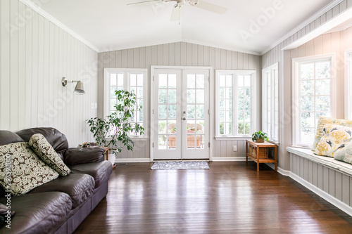 Foto Large and open living room den sun room with windows on two sides and lots of natural light flowing in