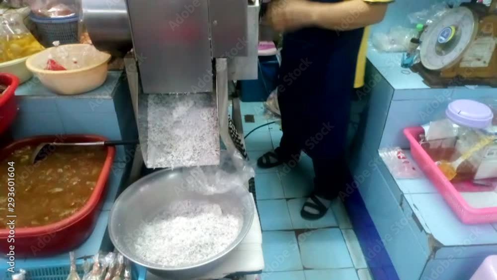 Coconut grater uses electricity to use instead of hand .. being used in the market. Coconut grater uses electricity to use instead of hand .. being used in the market.
