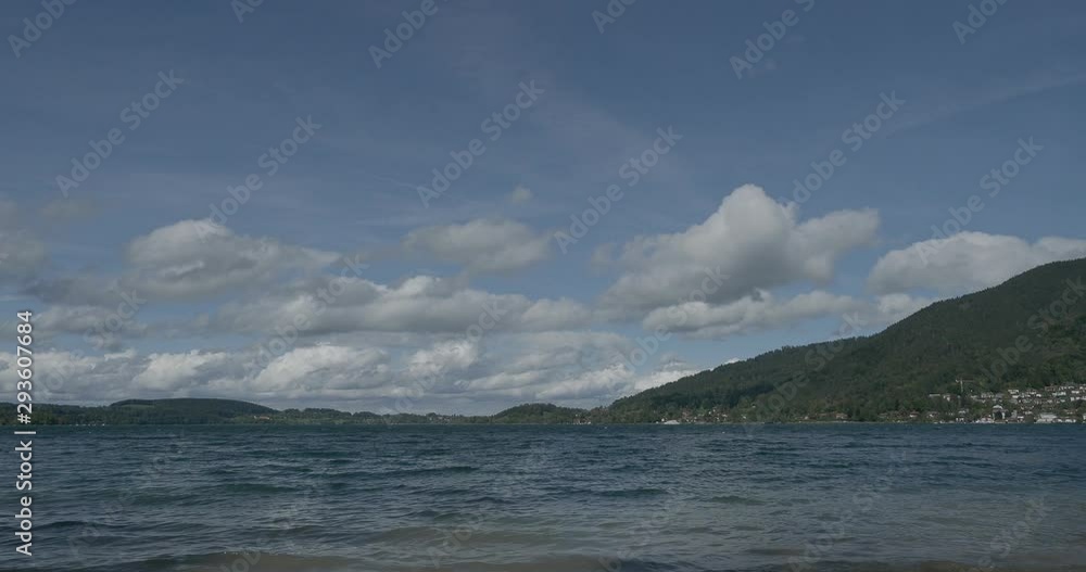 Paysage de lac bavarois. Vue sur le lac de Tegernsee et au loin Gmund-am-Tegernsee depuis Bad Wiessee en Haute-Bavière Paysage de lac bavarois. Vue sur le lac de Tegernsee et au loin Gmund-am-Tegernsee depuis Bad Wiessee en Haute-Bavière