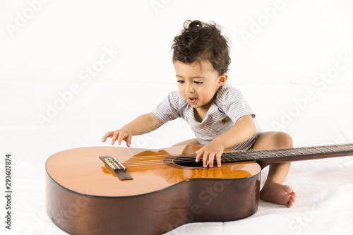 bebê tocando violão photo