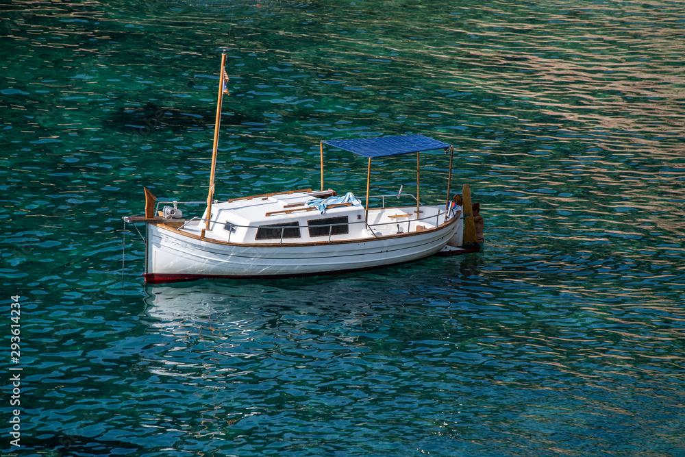 kleines Motorboot in einer Bucht