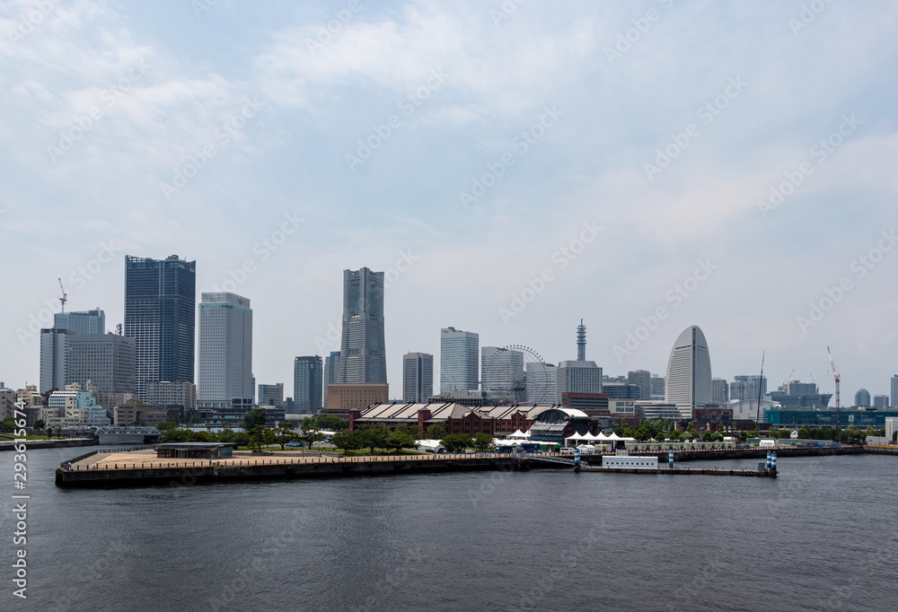 Fototapeta premium 横浜みなとみらいの空と雲とビル群