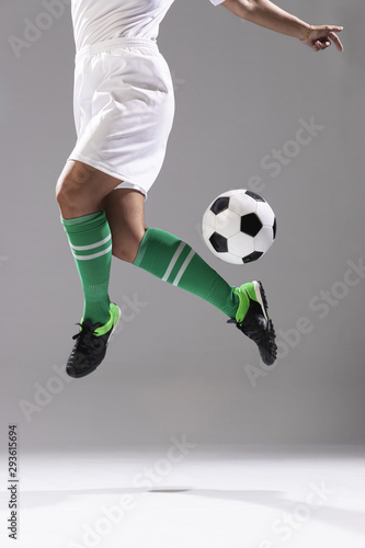 Fototapeta Naklejka Na Ścianę i Meble -  Adult woman doing tricks with soccer ball